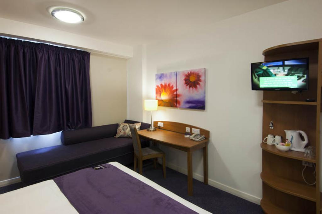 Premier Inn Edinburgh Princes Street — Фото 2